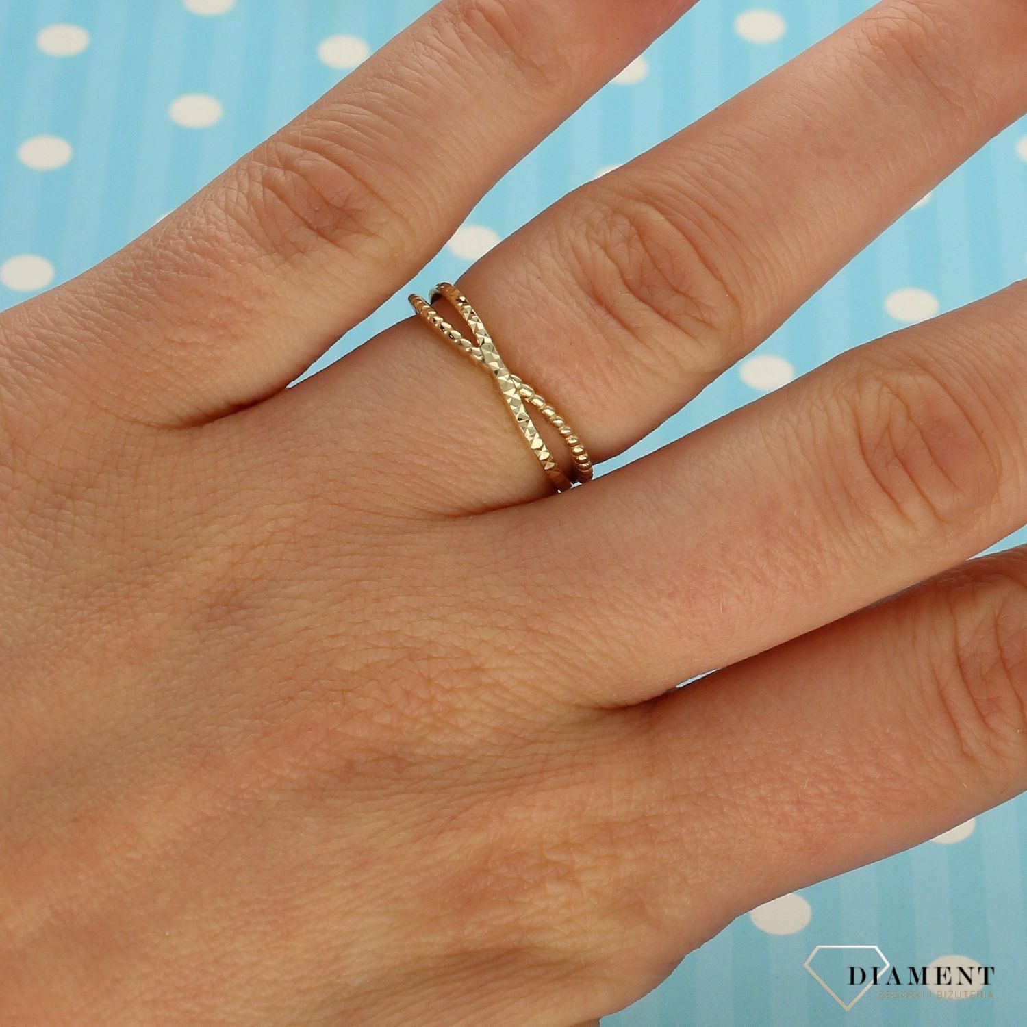 Złoty pierścionek 333 dwa rzędy grawerowane PI 5245 (1).jpg